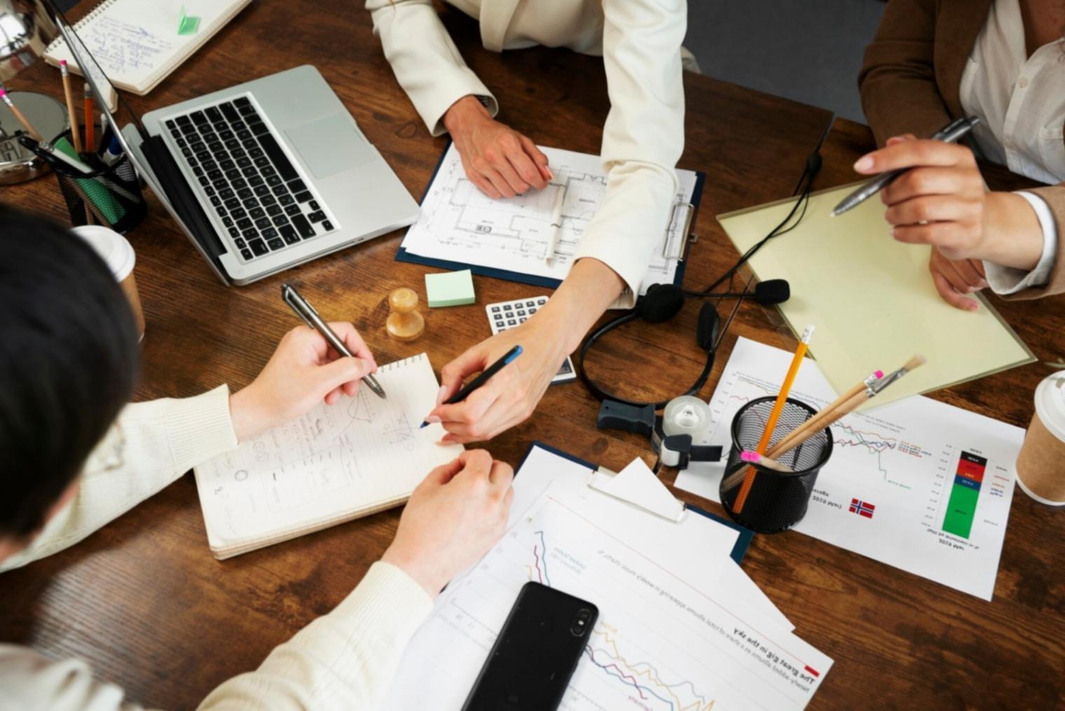Profesional analizando datos financieros en múltiples monitores